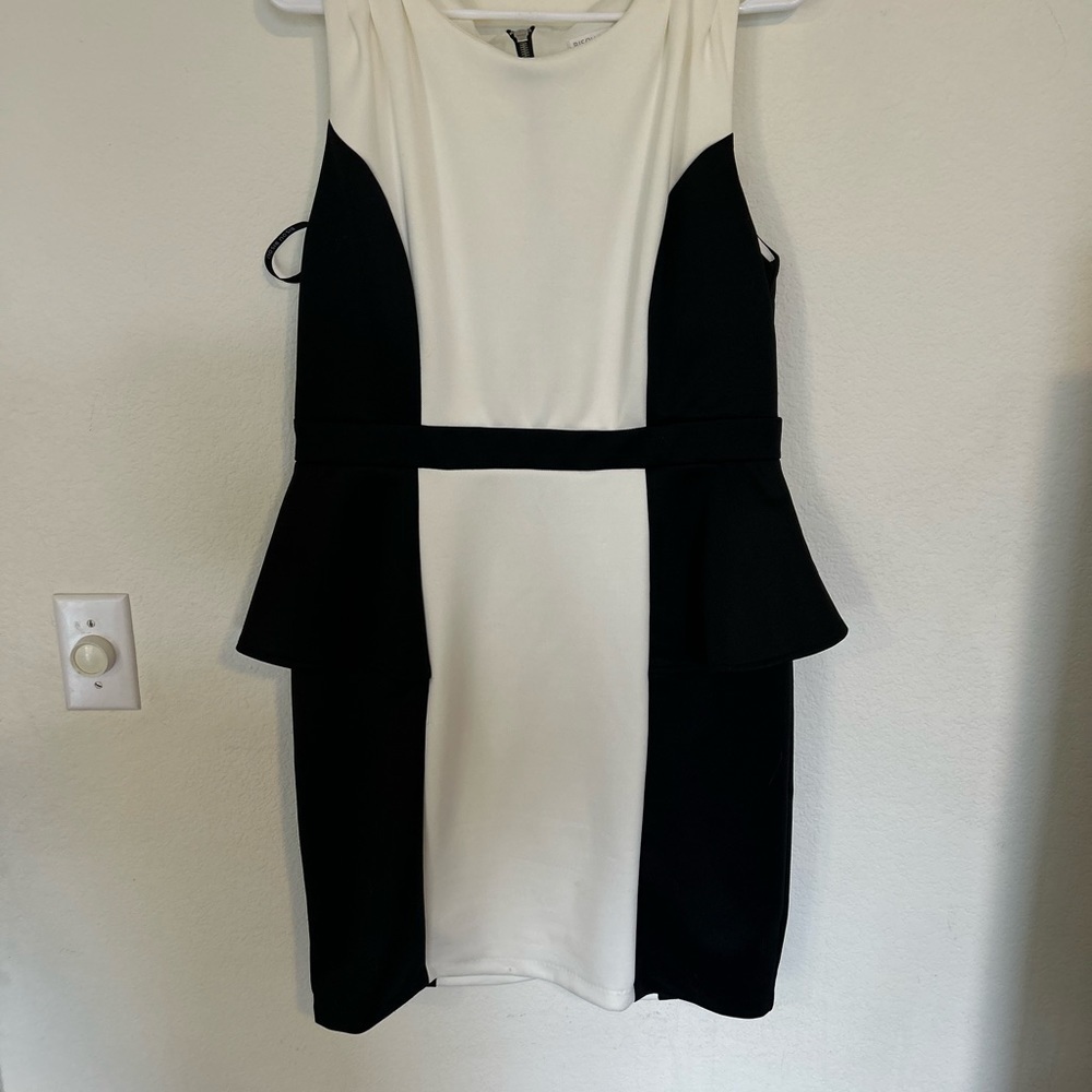 Bisou Bisou Size 12 Elegant Black and White Sleeveless Dress